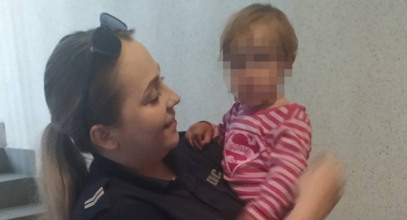 Policjantka z dzieckiem