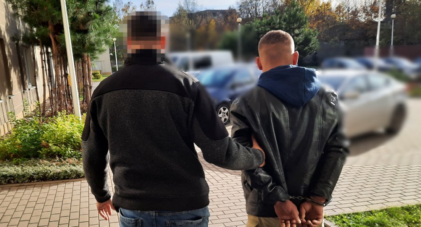 Policjant z zatrzymanym. Źródło: Komenda Stołeczna Policji.