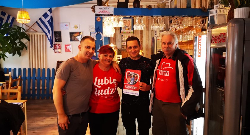 Wolontariusze dziękują Bałkan Bistro Prespa za dostarczenie posiłków na finał Szlachetnej Paczki. Zdjęcie: Krystyna Tomkowicz.