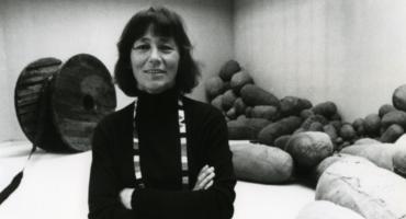 Magdalena Abakanowicz w Parku Rzeźby na Bródnie