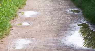 Problem na osiedlu Piecyka. Mieszkańcy muszą skakać przez kałuże, by dotrzeć do domu