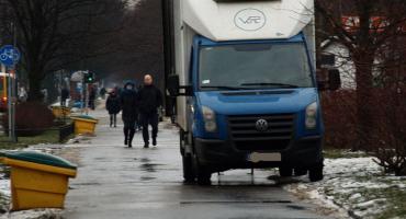 Rozładowywanie towaru pod bazarkiem 